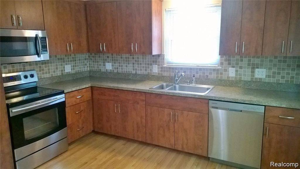 Royal Oak, MI 48073,206 W LAWRENCE Avenue
