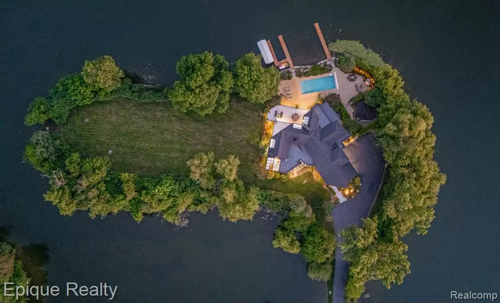 4912 Oakwood Court, Commerce Twp, MI 48382