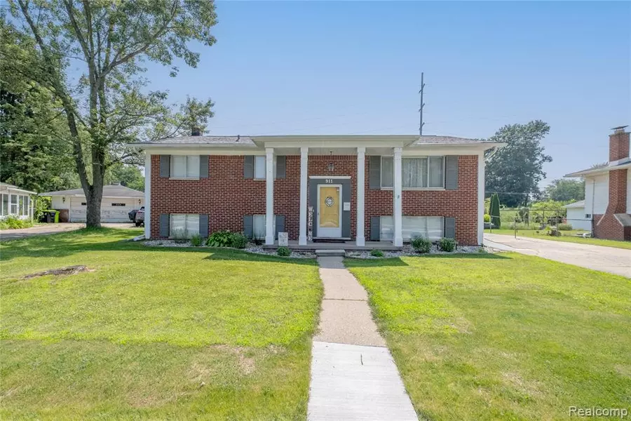 911 Worchester Drive, Fenton, MI 48430