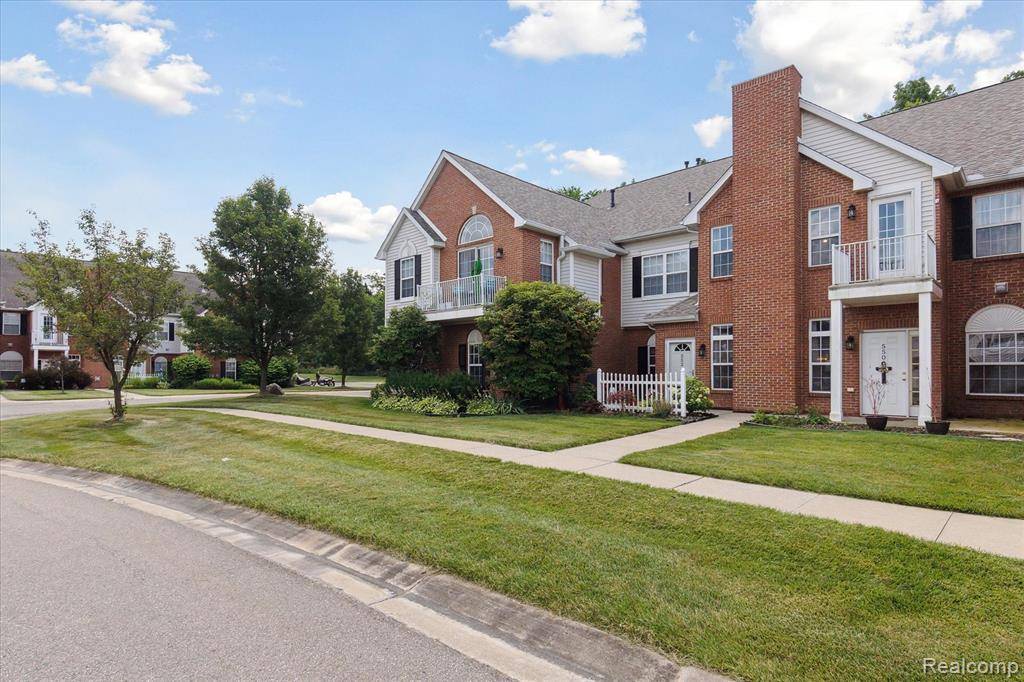 552 Olde English Circle 255 92, Howell, MI 48855
