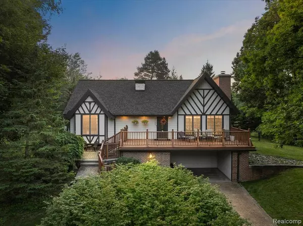 2700 Mohawk Lane, Rochester Hills, MI 48306