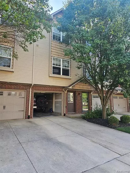 2206 Knotty Pine Trail, Howell, MI 48855