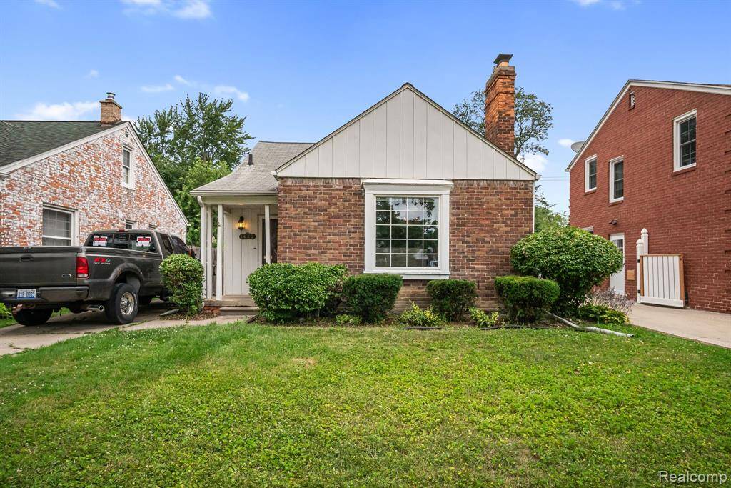 Grosse Pointe Woods, MI 48236,1422 Hollywood Avenue