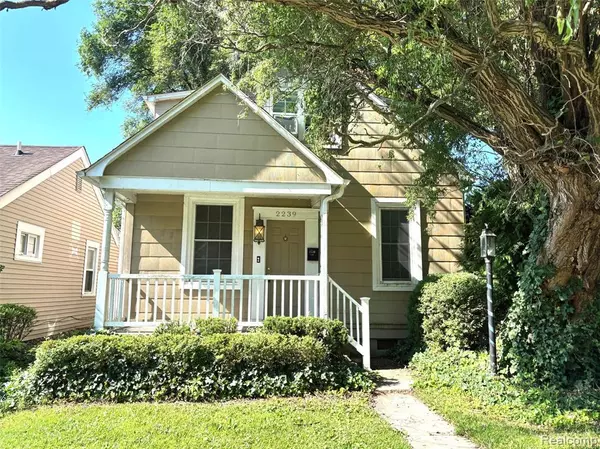 2239 Ridgemont Road, Grosse Pointe Woods, MI 48236