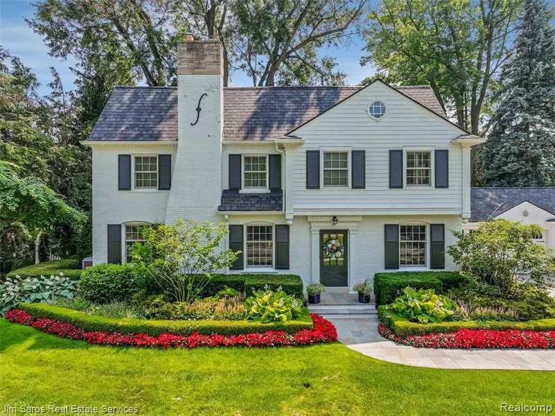 51 Lochmoor Boulevard, Village Of Grosse Pointe Shores, MI 48236
