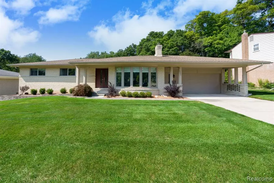 2063 Avoncrest Drive, Rochester Hills, MI 48309