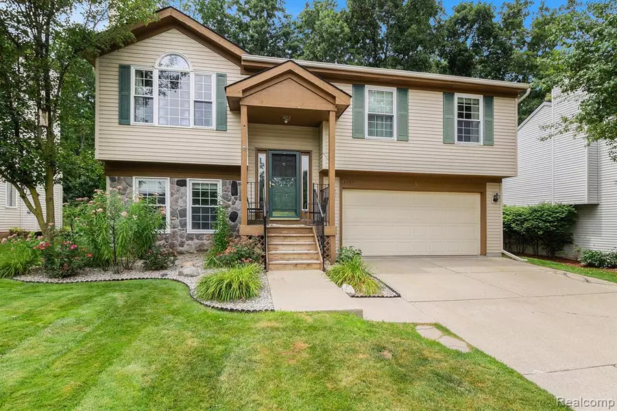 1735 Andover Boulevard, Hartland Twp, MI 48843