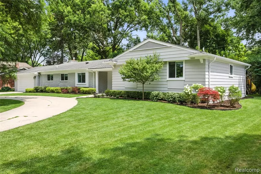 3770 Eastbourne Drive, Troy, MI 48084