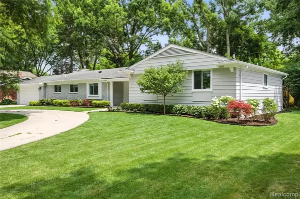 3770 Eastbourne Drive, Troy, MI 48084