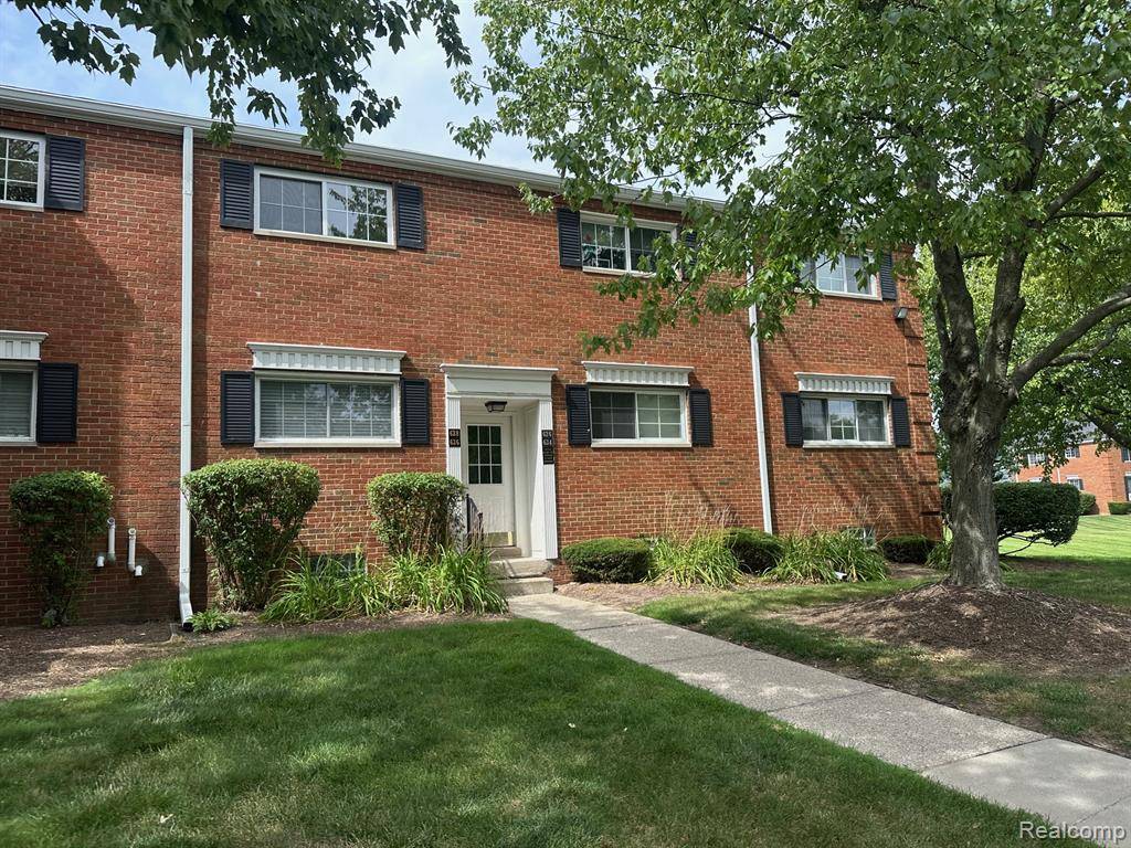 628 E Fox Hills Drive, Bloomfield Hills, MI 48304