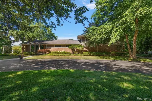 West Bloomfield Twp, MI 48324,2300 Pine Lake Road