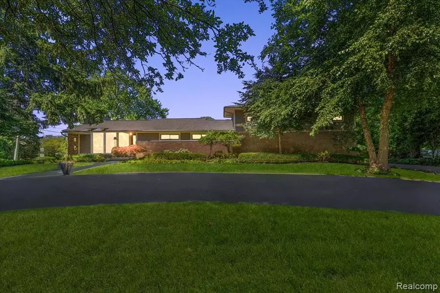 2300 Pine Lake Road, West Bloomfield Twp, MI 48324