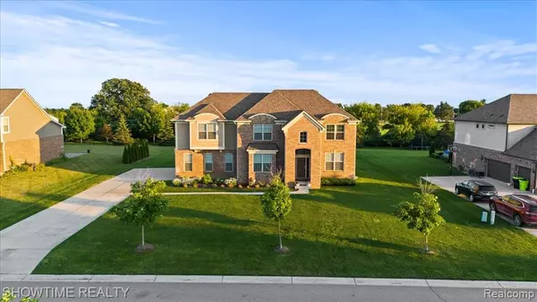 102 Oakland Crest Drive, Rochester, MI 48306