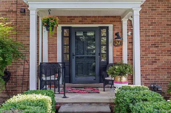 24 Barbour Lane 3, Bloomfield Hills, MI 48304