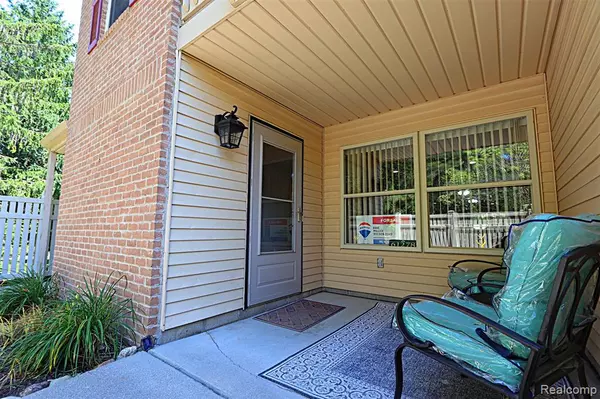 61278 Greenwood Drive 12, South Lyon, MI 48178