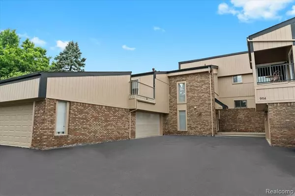 Rochester, MI 48307,996 Golfview Court