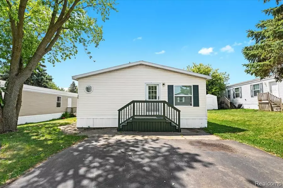 26 Hummingbird Drive, Orion Twp, MI 48359