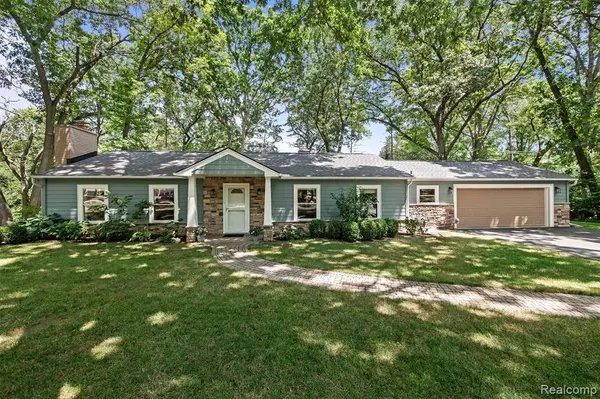 2580 S Christian Hills Drive, Rochester Hills, MI 48309