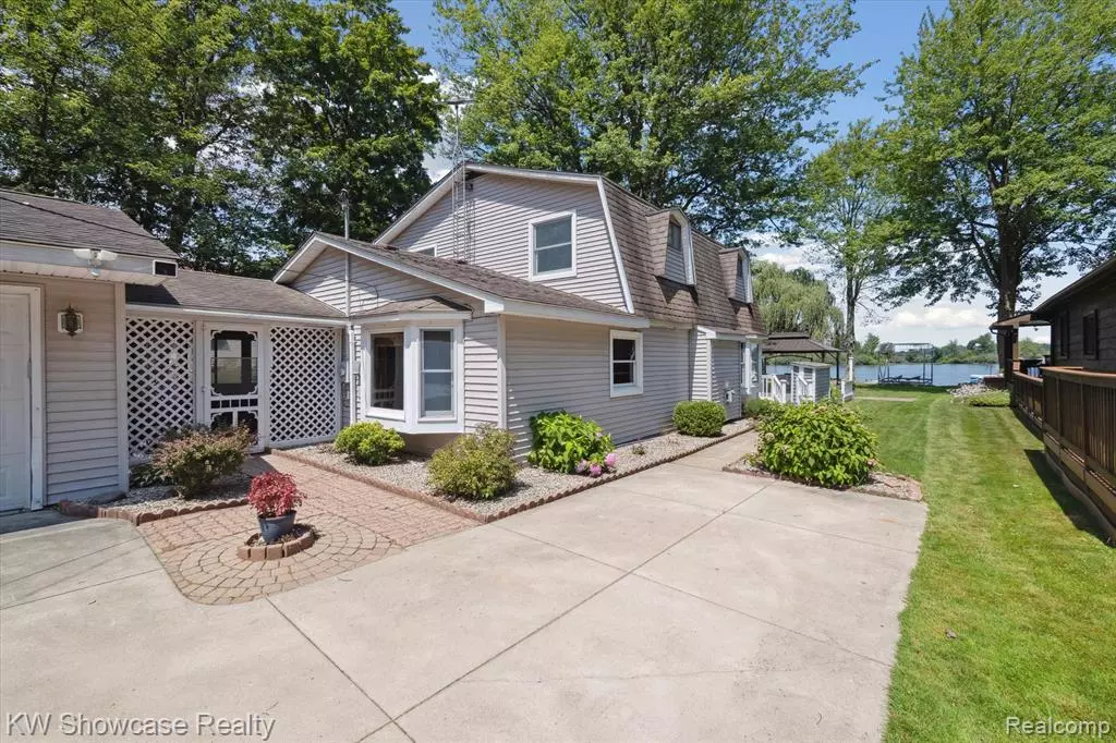 Fenton, MI 48430,3422 Ponemah Drive