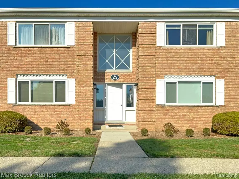 801 W LONG LAKE Road A-4, Bloomfield Twp, MI 48302