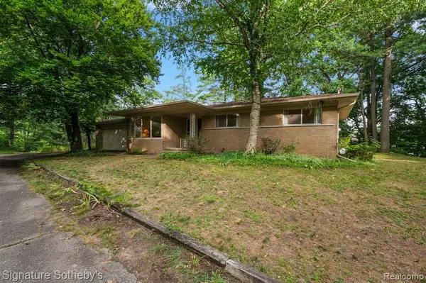 Lake Orion Vlg, MI 48362,1035 Nakomis Trail