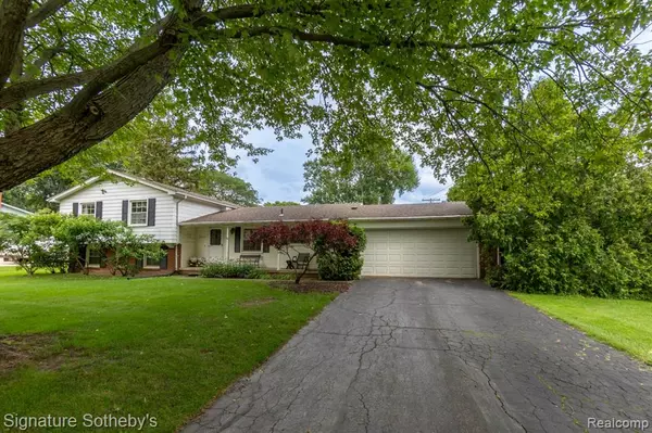 28542 Kendallwood Drive, Farmington, MI 48334
