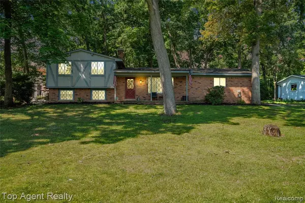 2048 Welbeck Drive, West Bloomfield Twp, MI 48324