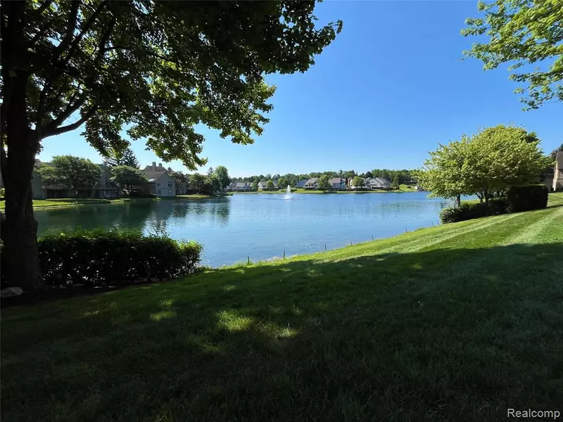 536 CAMBRIDGE Way, Bloomfield Twp, MI 48304