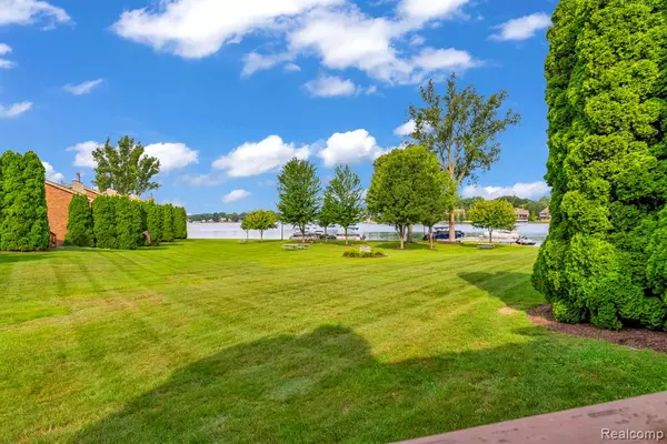 2235 N Long Lake Road, Fenton, MI 48430
