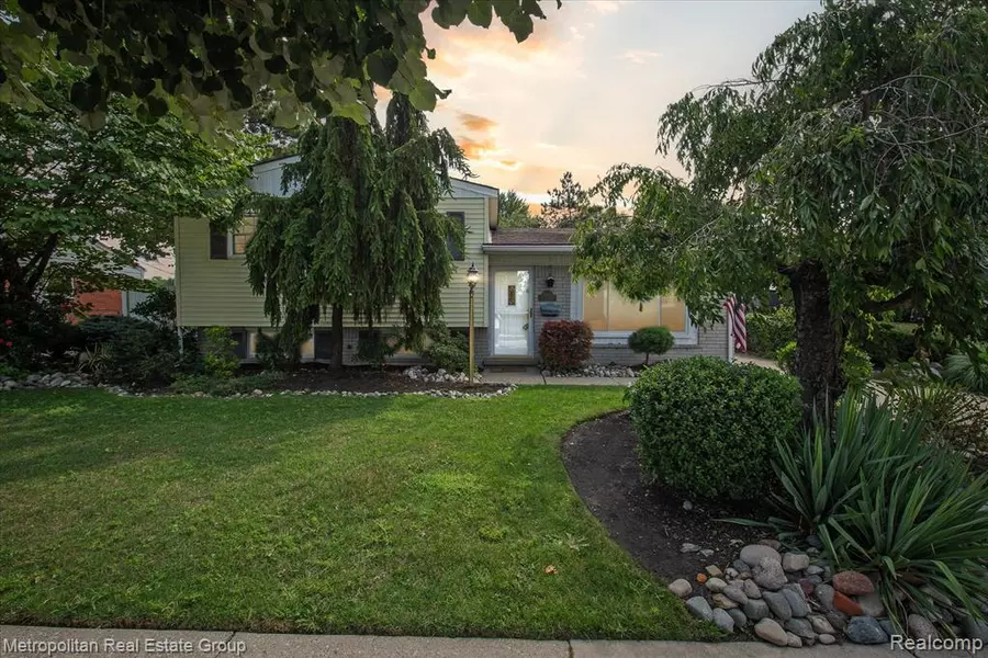 28838 Newport Drive, Warren, MI 48088
