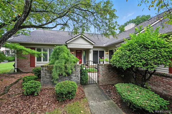 6966 Pebble Park Circle #79, West Bloomfield Twp, MI 48322