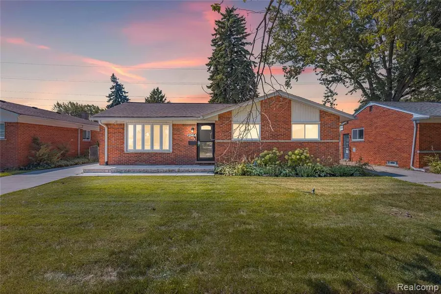 12144 Canterbury Drive, Warren, MI 48093