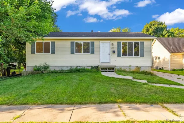 208 6th Street, Fenton, MI 48430