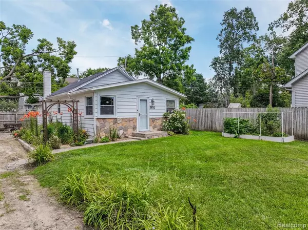 Waterford Twp, MI 48328,3932 Oak Knoll Road