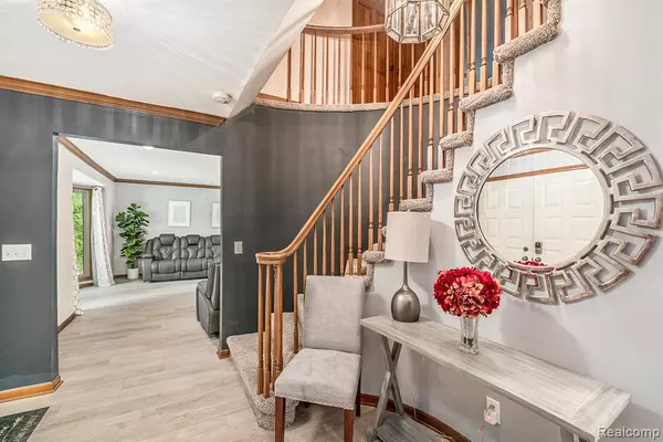 Farmington Hills, MI 48167,38649 Deerwood Court