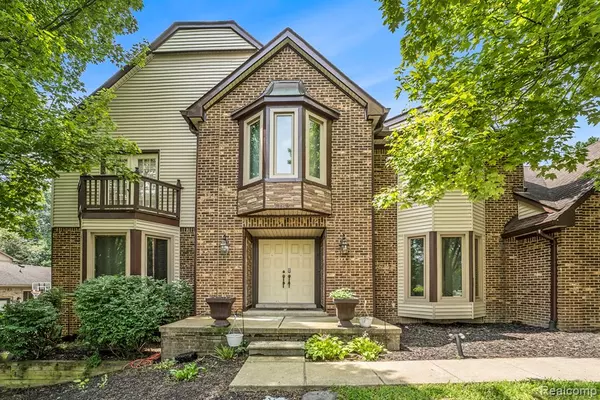 38649 Deerwood Court, Farmington Hills, MI 48167