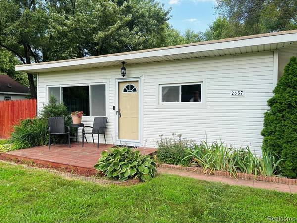 2657 Emmons Avenue, Rochester Hills, MI 48307