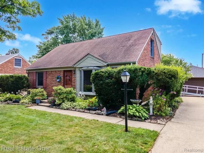 1938 Beverly Street, Sylvan Lake, MI 48320