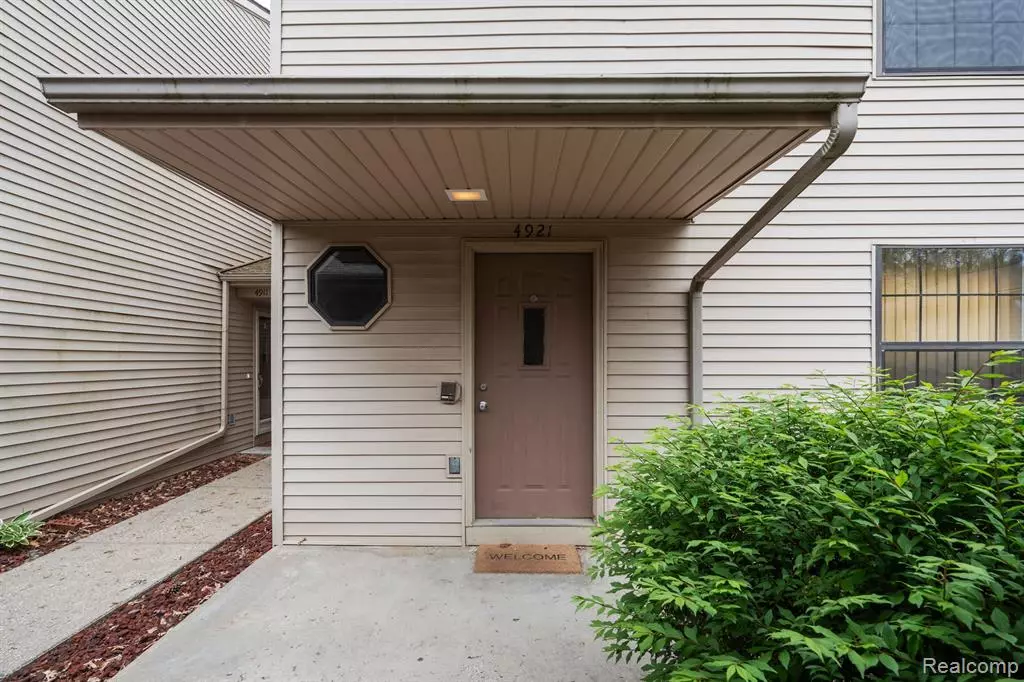Waterford Twp, MI 48329,4921 OAK HILL Drive
