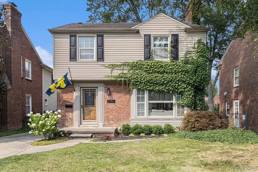 2142 Lennon Street, Grosse Pointe Woods, MI 48236