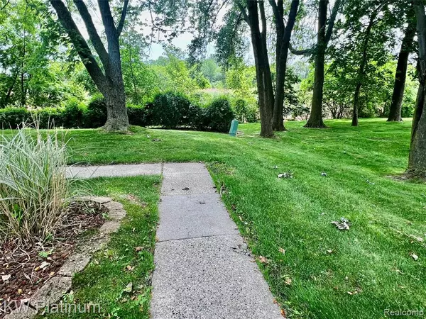 Harrison Twp, MI 48045,24708 Spring Lane Lane 10 37