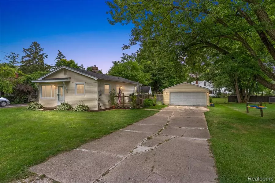 2334 Bradford Drive, Grand Blanc, MI 48507