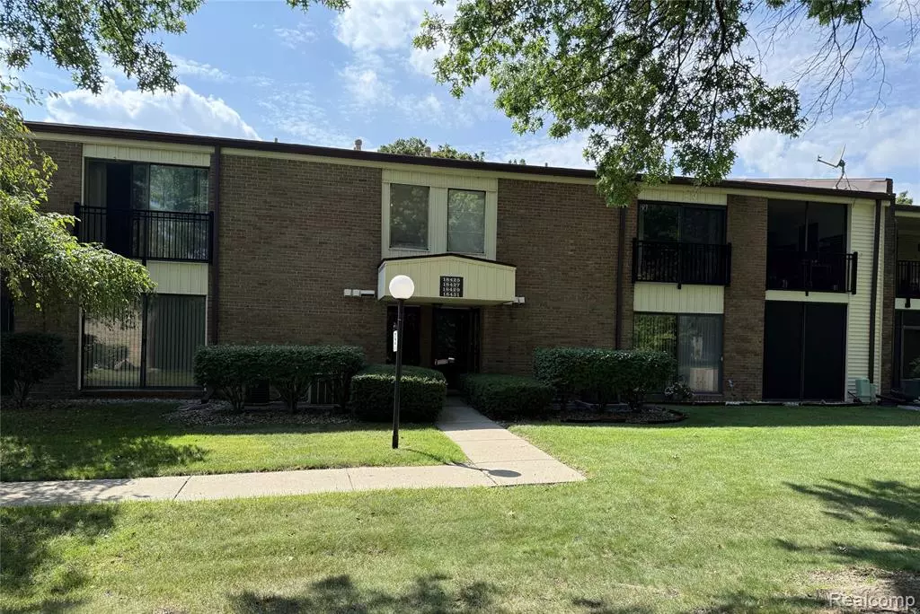 Livonia, MI 48152,18427 University Park Drive 9