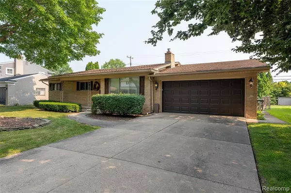 Grosse Pointe Woods, MI 48236,956 Blairmoor Court