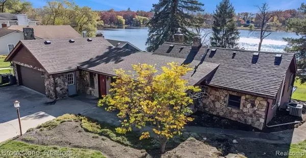 2739 Lakeridge, Wixom, MI 48393