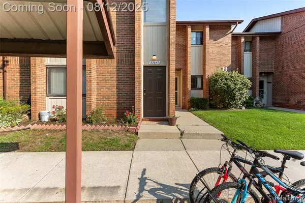33647 Pondview Circle 14, Livonia, MI 48152