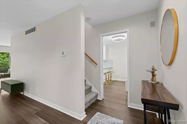 Ann Arbor, MI 48103,2208 Applewood Court