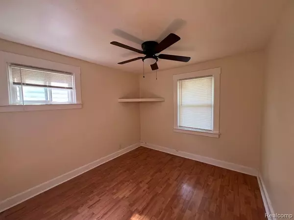 Hazel Park, MI 48030,423 E MILTON Avenue