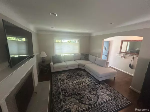 Grosse Pointe, MI 48230,881 Lincoln Road