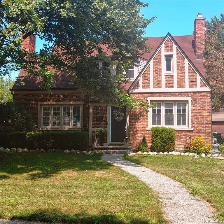 Grosse Pointe Woods, MI 48236,966 Hawthorne Road